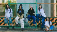 Neue Jeans: K-Pop Mädchen Gruppe im Urbanen Stil