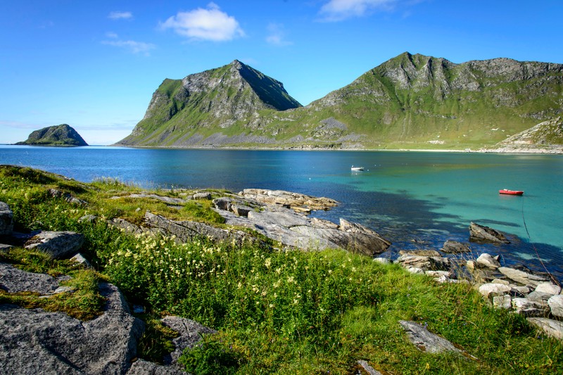 Арафед лодка в воде рядом со скалистым берегом с горами на фоне (лофотены, lofoten, природа, достопримечательность, гора)