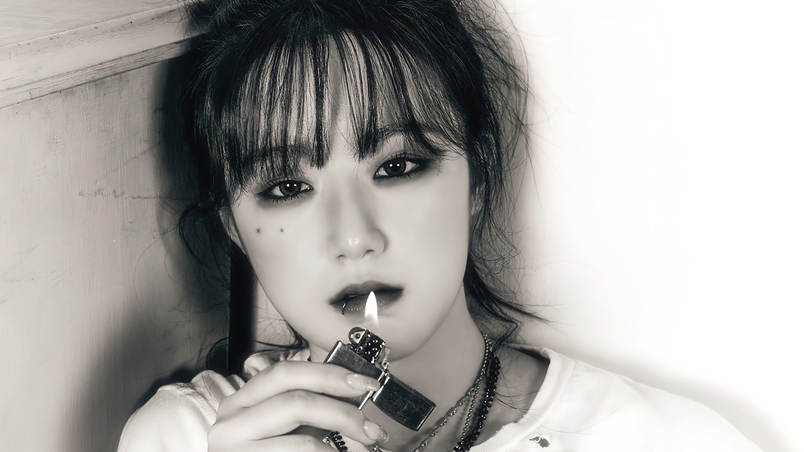 Una mujer sostiene un cigarrillo en la boca (gidle, 아이들, kpop, k pop, chicas)