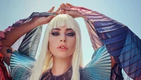 Lady Gaga en una vibrante y artística sesión de fotos con un maquillaje impactante y un atuendo dramático.