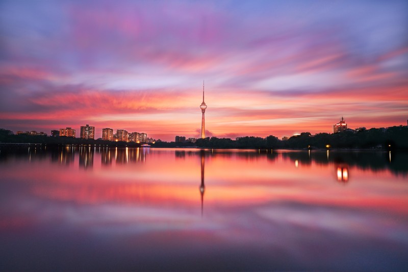 Вид на городской горизонт с озером и башней (china central tv tower, пекин, китай, водоем, силуэт)