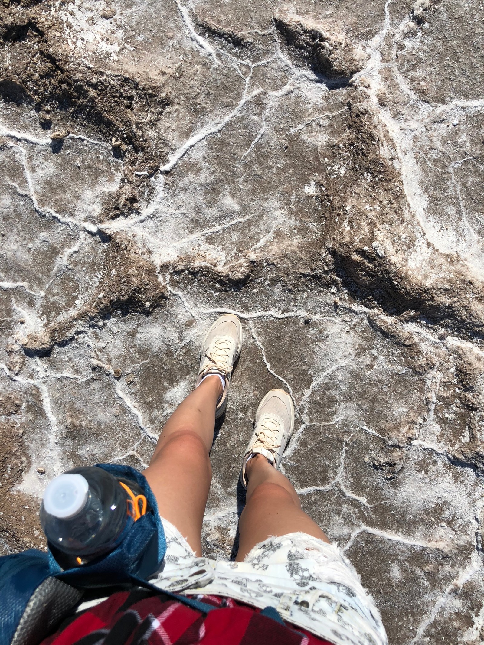 Alguien está de pie sobre una roca con los pies levantados y una botella de agua (escalada deportiva, escalada, agua, humano, pierna)