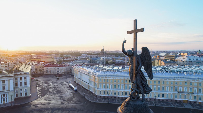 Вид на статую ангела, держащего крест на вершине здания (санкт петербург, saint petersburg, достопримечательность, туризм, город)