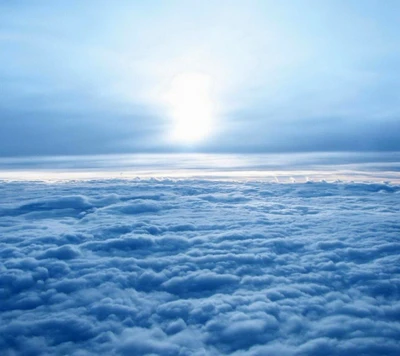 Endloser blauer Himmel über weichen, flauschigen Wolken