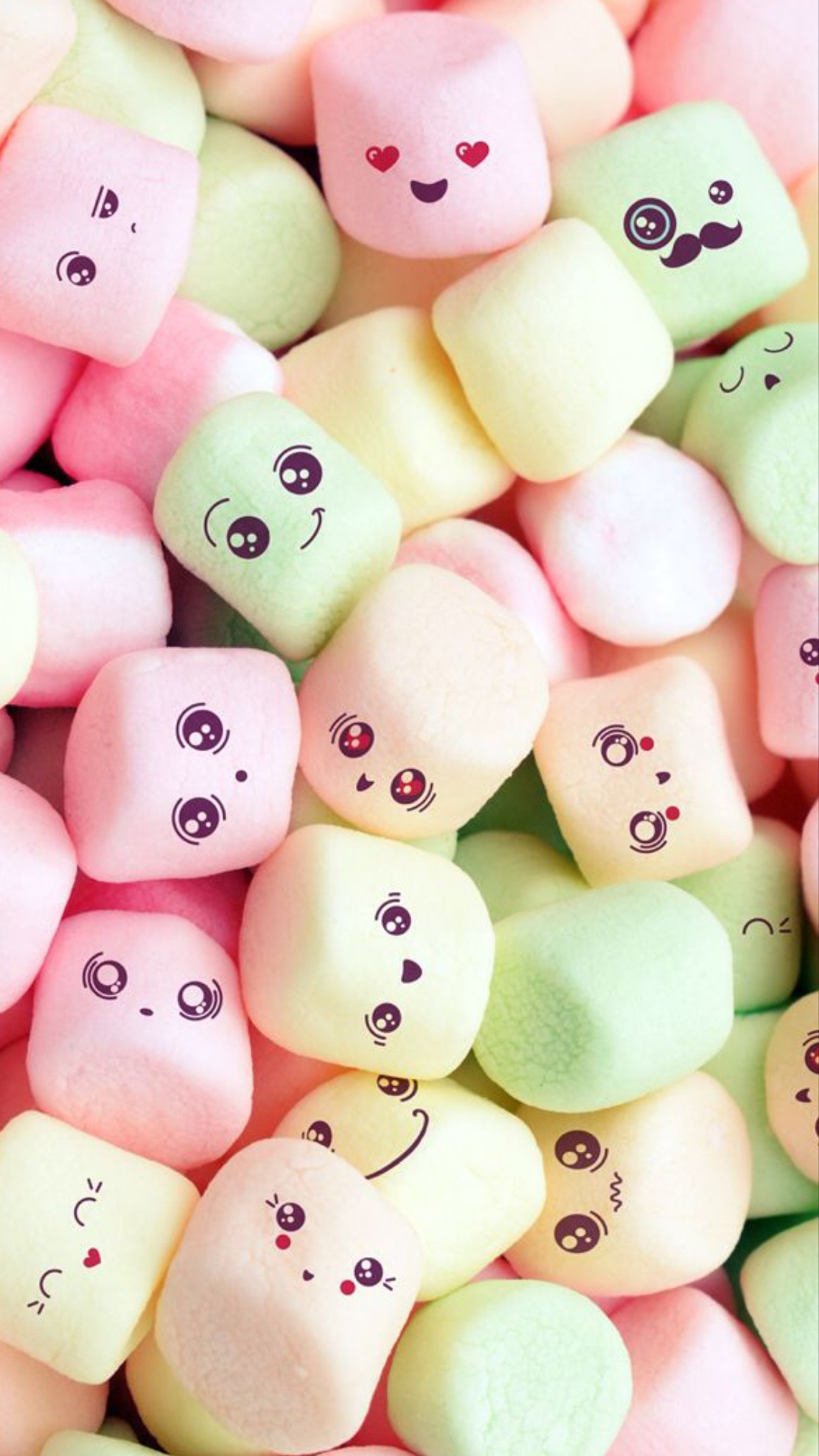 Eine nahaufnahme eines haufens von marshmallows mit darauf gemalten gesichtern (süßigkeiten, niedlich, gesichter, grün, marshmallow)