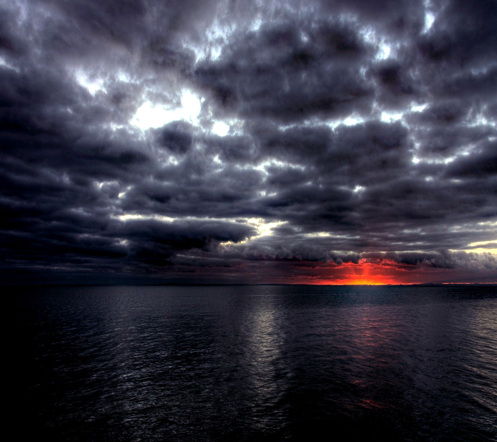 Vue aérienne d'un coucher de soleil sur l'océan avec des nuages (beau, nature)