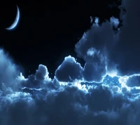 Ciel nocturne romantique avec des nuages éclairés par la lune