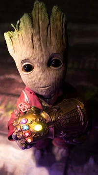 Baby Groot sosteniendo el Guantelete del Infinito en una escena abstracta