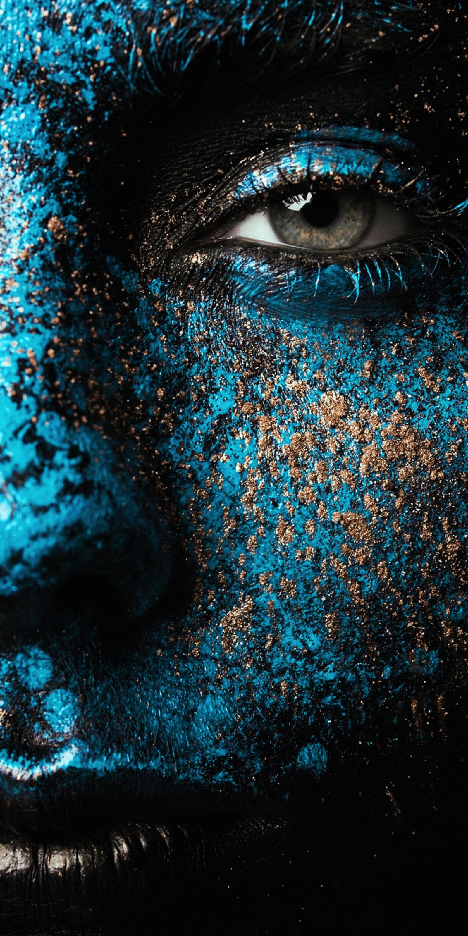 Un gros plan d'une personne avec de la peinture bleue sur le visage (bleu, visage, peinture)