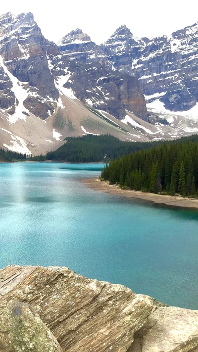 Impresionante vista del Lago Moraine rodeado de majestuosas montañas en el Parque Nacional Banff