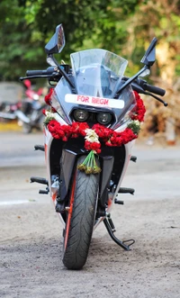 Moto KTM RC décorée de guirlandes florales pour la célébration