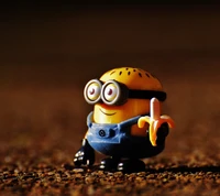 Adorável brinquedo Minion amarelo segurando uma banana