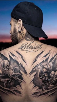 Tatouages complexes de Batman et Spiderman sur le dos de Neymar Jr. avec l'inscription 'Béni