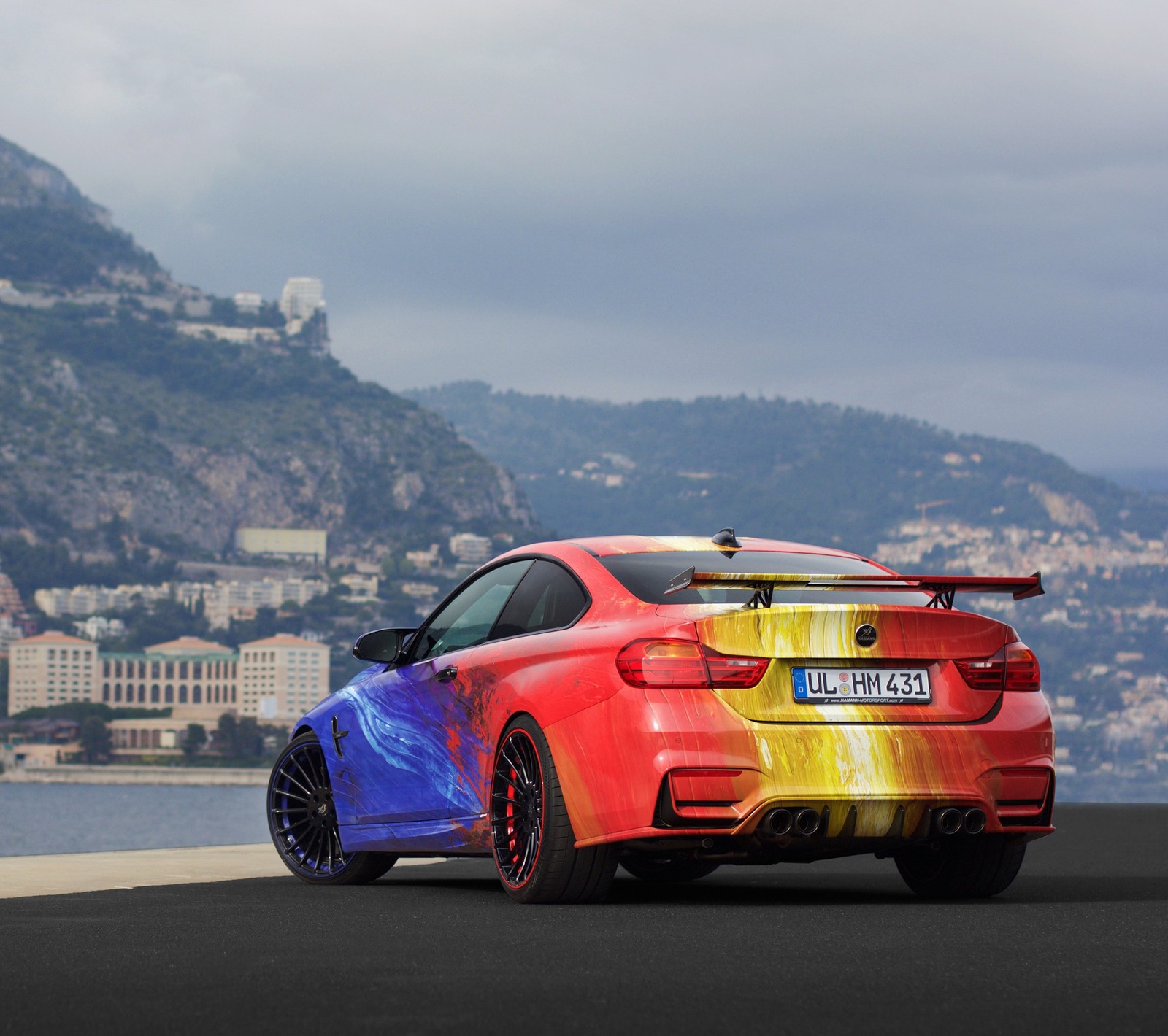 Gros plan d'une voiture avec une carrosserie peinte (incroyable, bmw, voiture, couleur)