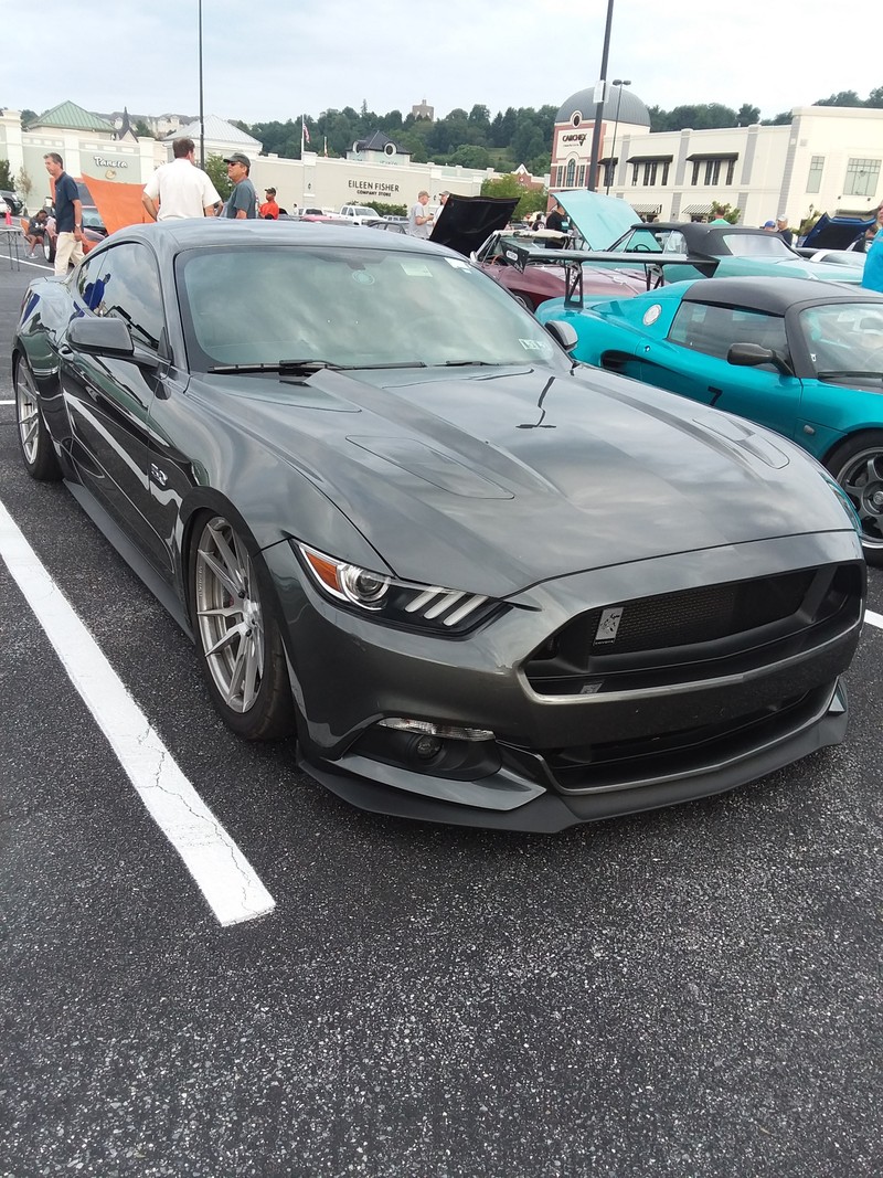 Мустанг припаркован на парковке с другими автомобилями (мустанг, mustang, додж, dodge, машины)