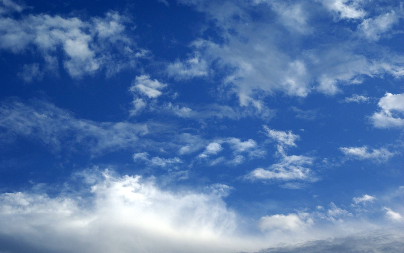 Il y a un grand cerf-volant volant dans le ciel avec des nuages (nuage, bleu, journée, atmosphère, cumulus)