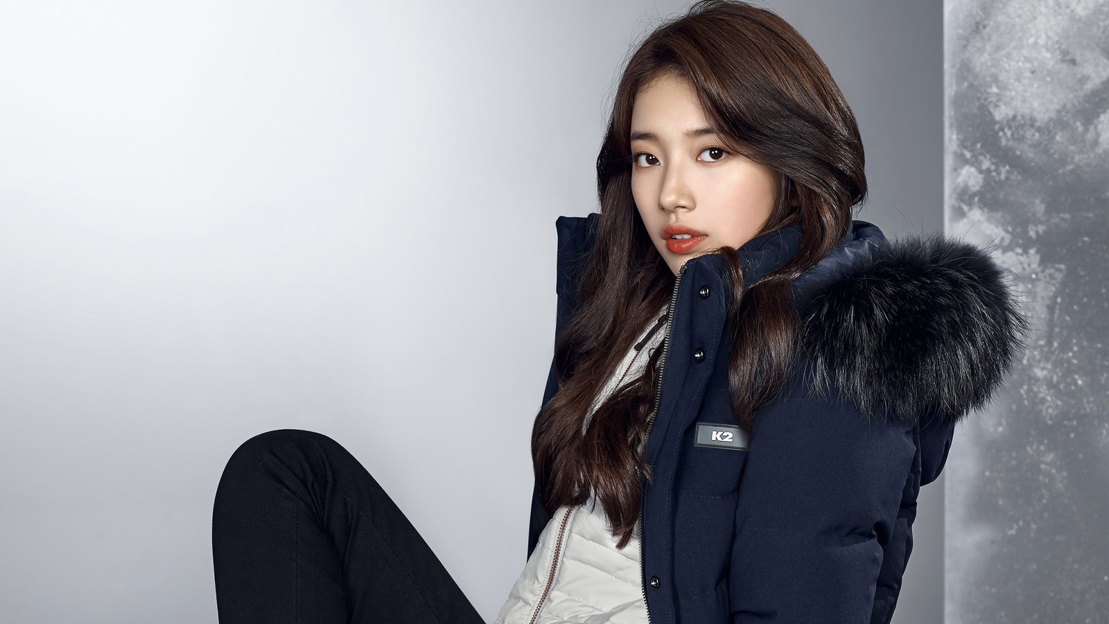 Gros plan d'une femme assise sur une chaise portant une veste (suzy, 배수지, actrice, kpop, k pop)