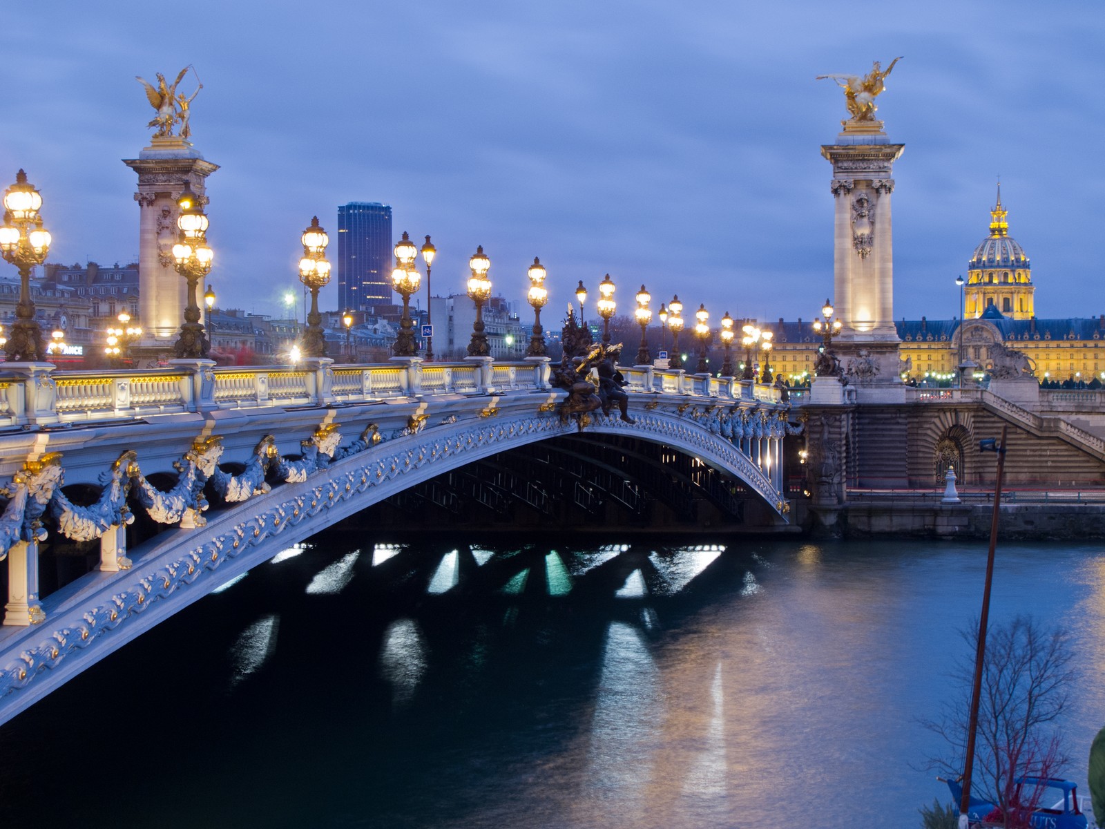 Puente arqueado sobre un río con una torre del reloj al fondo (puente alejandro iii, torre eiffel, senna, puente, hito)