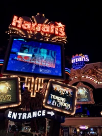 Carteles de neón en Harrah's en el Strip de Las Vegas a medianoche