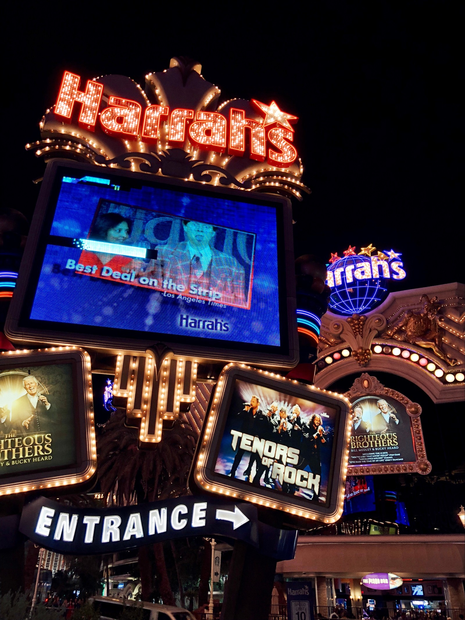 Ein schild mit neonlichtern und einem videospiel darauf (las vegas, usa, las vegas strip, neonschild, nacht)