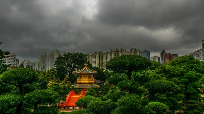 Oásis Urbano Sereno: Pavilhão Dourado em meio à vegetação exuberante e ao horizonte da cidade em Hong Kong