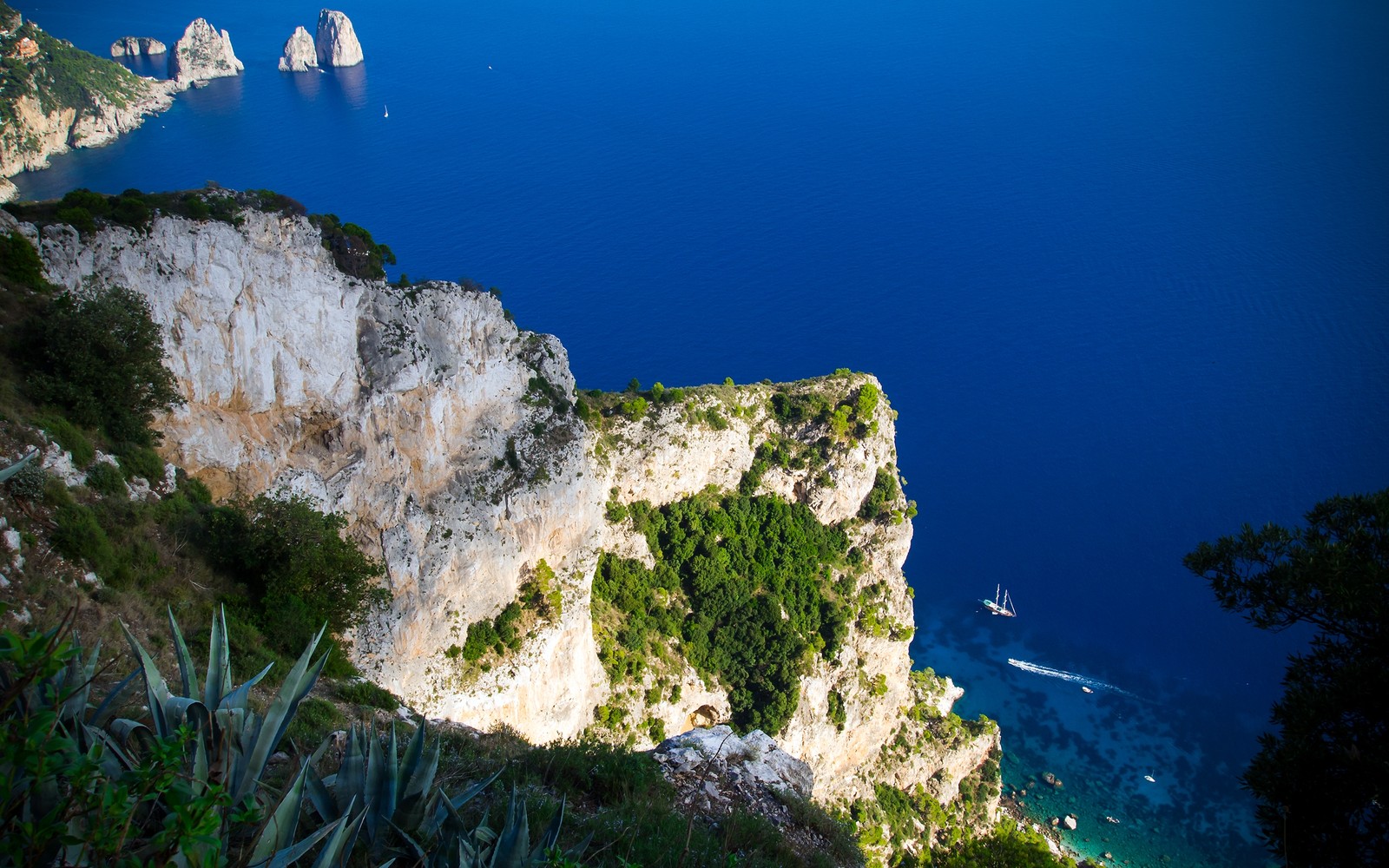 Арабский вид утеса с лодкой в воде (капри, capri, утес, мыс, море)