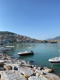 Bateaux amarrés le long du lac azur avec Kizilkule en arrière-plan