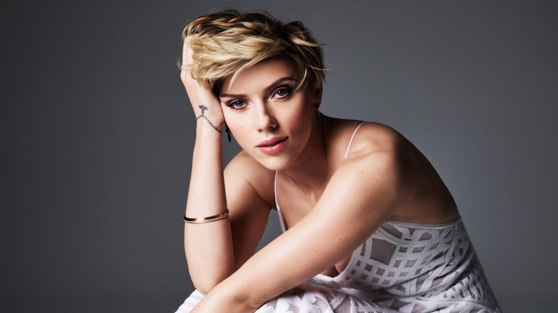 Женщина сидит на табурете, положив руку на голову (скарлетт йоханссон, scarlett johansson, актриса, знаменитость, девочки)