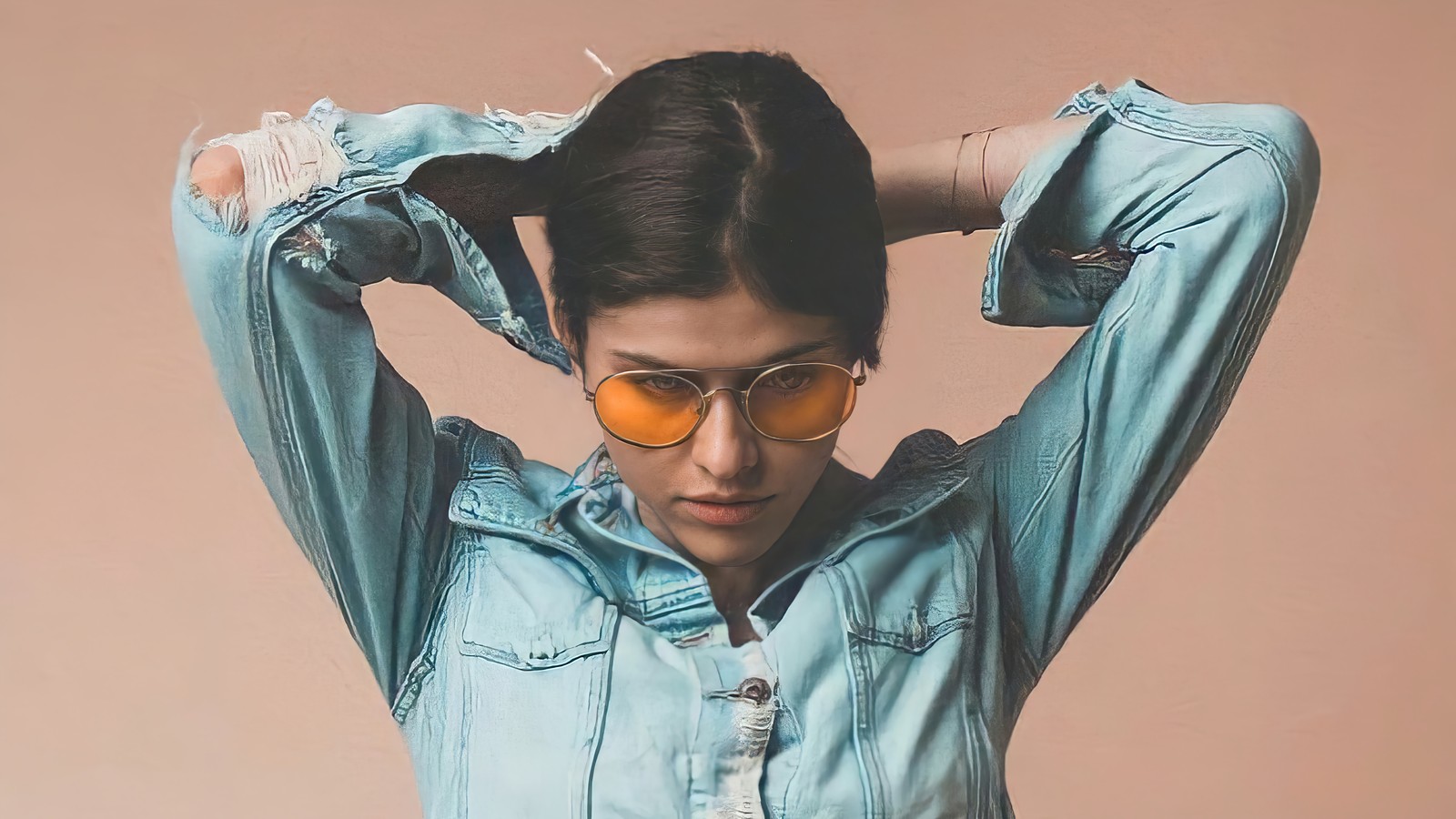 Femme déformée en veste en jean et lunettes de soleil, les mains sur la tête (alexandra daddario, américain, actrice, célébrité, femmes)