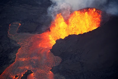 Fuente de lava en erupción de un volcán escudo, mostrando el intenso calor y la naturaleza dinámica de la erupción de Lower Puna en 2018 en Pahoa.