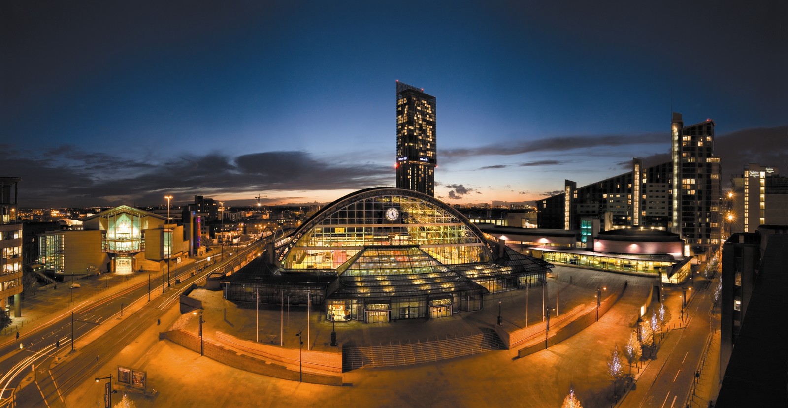 A view of a city at night with a large building in the background (landmark, city, night, urban area, london)