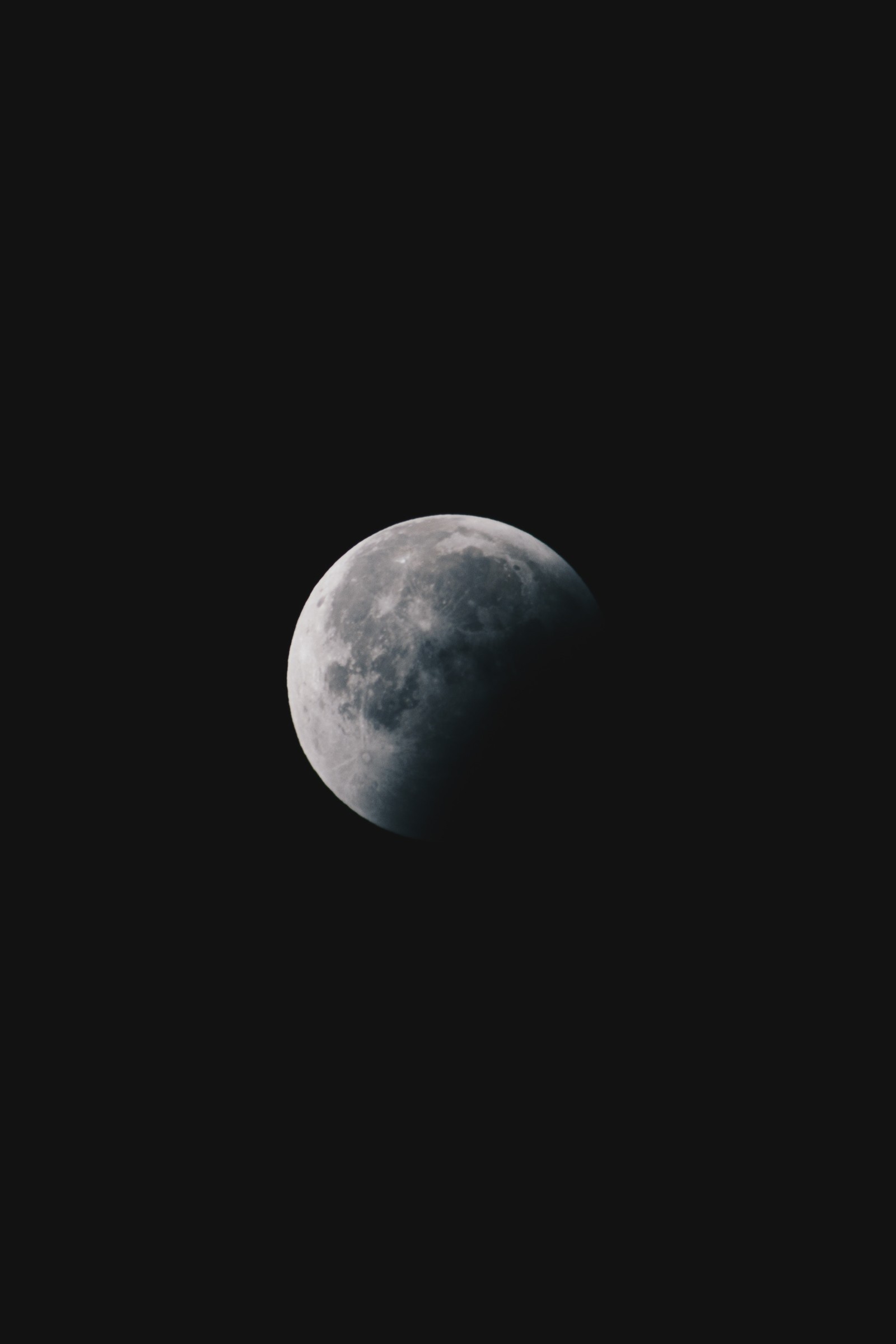 Gros plan d'un croissant de lune avec un fond de ciel noir (lune, éclipse lunaire, terre, pleine lune, atmosphère)