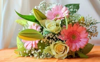 Bouquet de fleurs vibrant en rose et blanc avec des marguerites de Transvaal et des roses