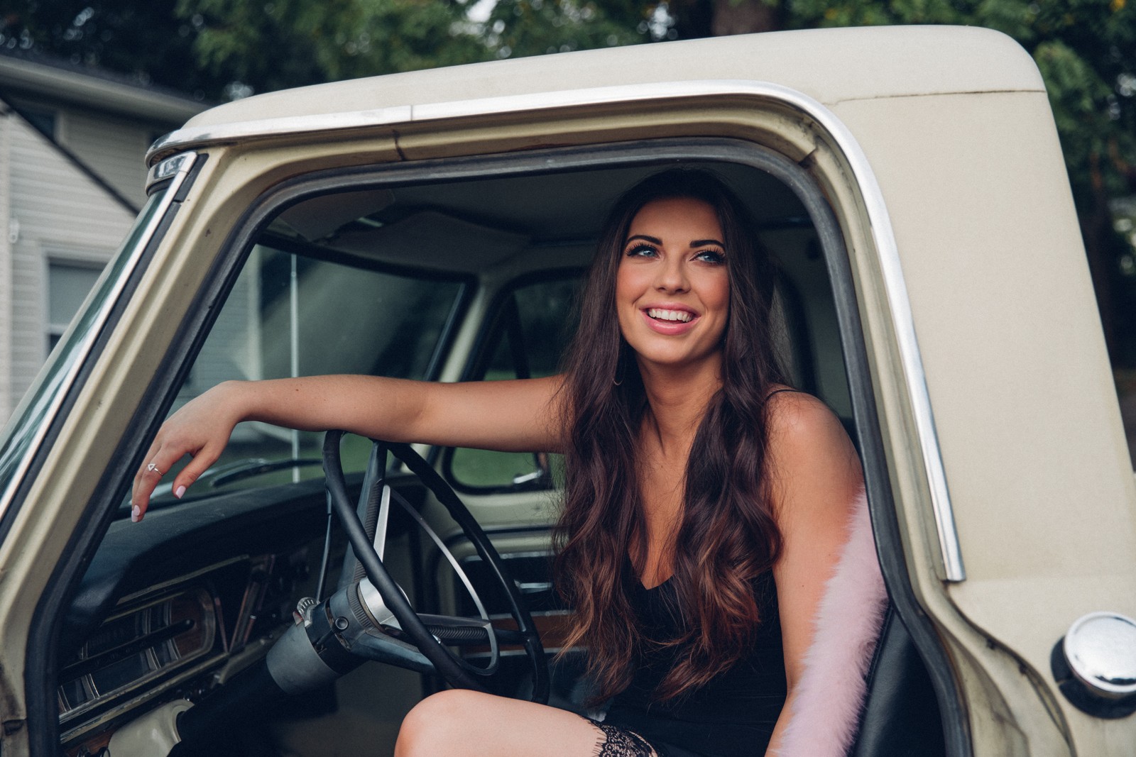 Une femme arabe assise sur le siège du conducteur d'un camion (voiture, beauté, musique, dame)