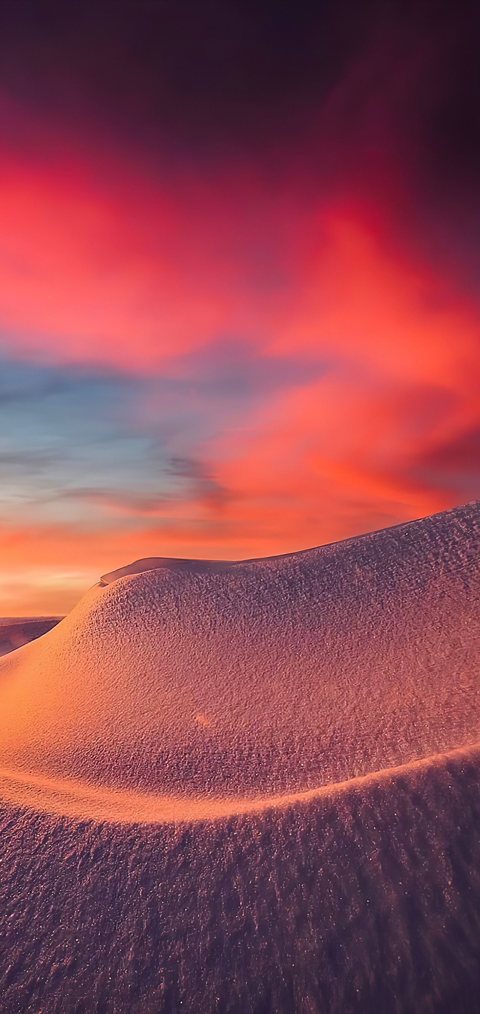 Vue d'une colline enneigée avec un ciel rouge. (erg, macaron, sable, dune, désert de gobi)