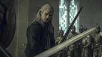 Geralt von Riva in einem angespannten Moment, das Schwert schwingend, umgeben von zuschauenden Soldaten.