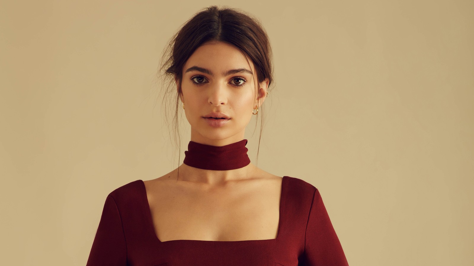 Une femme en robe rouge avec un collier ras du cou (emily ratajkowski, modèle, célébrité, femmes, filles)