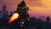 Un cascadeur s'envole dans le ciel avec une moto propulsée par fusée au coucher du soleil à Los Santos