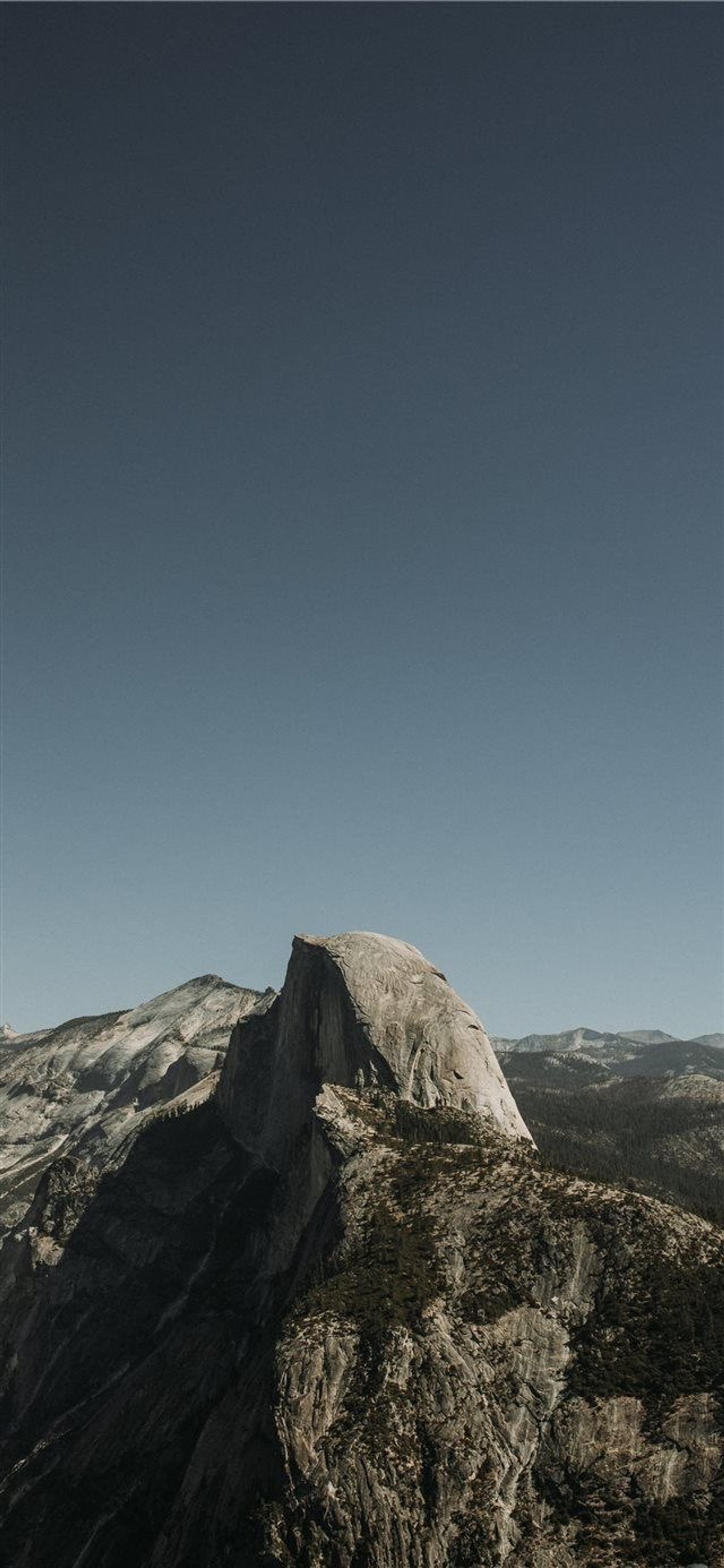 Há uma pessoa em uma prancha de snowboard em uma montanha (parque nacional de yosemite, vale de yosemite, yosemite valley, meia cúpula, glacier point)