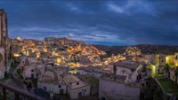 Verzaubernde Abendstadtansicht eines historischen Bergdorfes