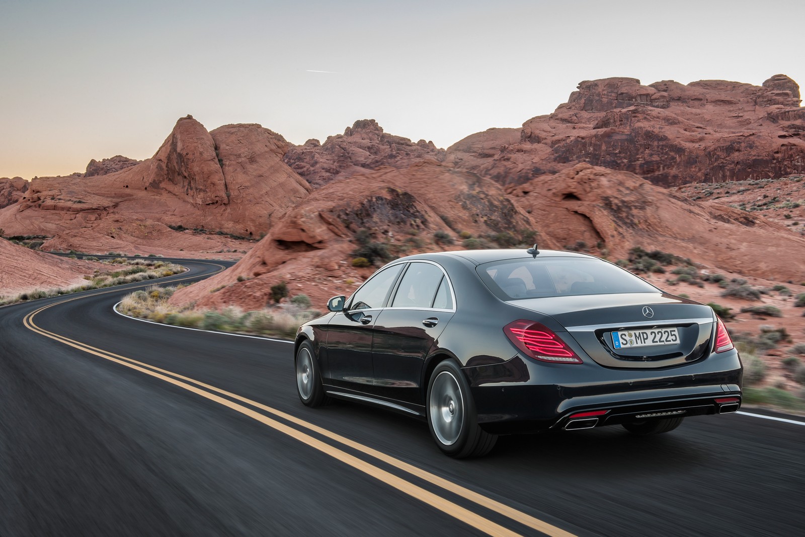 Baixar papel de parede carro, estrada, mercedes benz s class, transmissão automática, carro médio