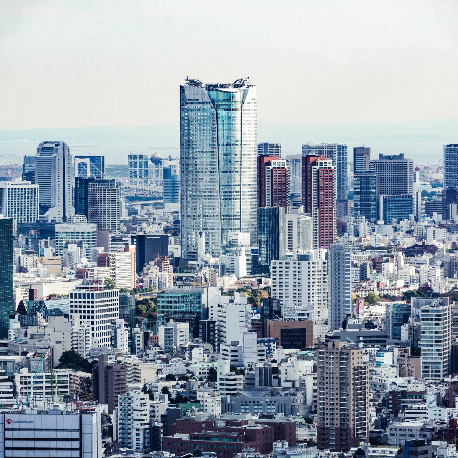 Vista panorâmica de uma cidade com edifícios altos e alguns carros (arranha céus, edifício, cidade, paisagem urbana, metrópole)