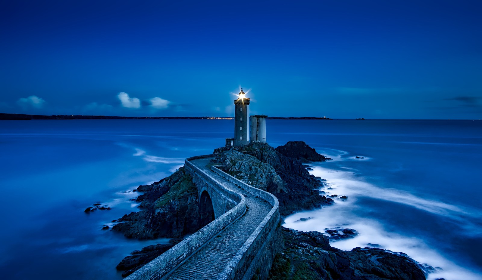 Foto de longa exposição de um farol em um penhasco rochoso (farol, mar, oceano, água, nuvem)