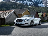 Élégant Bentley Continental GTC Cabriolet au milieu d'un pittoresque village de montagne.