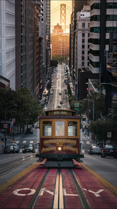 Descente en tramway à travers le paysage urbain de Californie au coucher du soleil