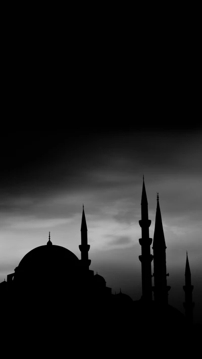 Silhouette einer Moschee vor einem dramatischen Himmel, der Jumma und Eid Mubarak in Istanbul symbolisiert.