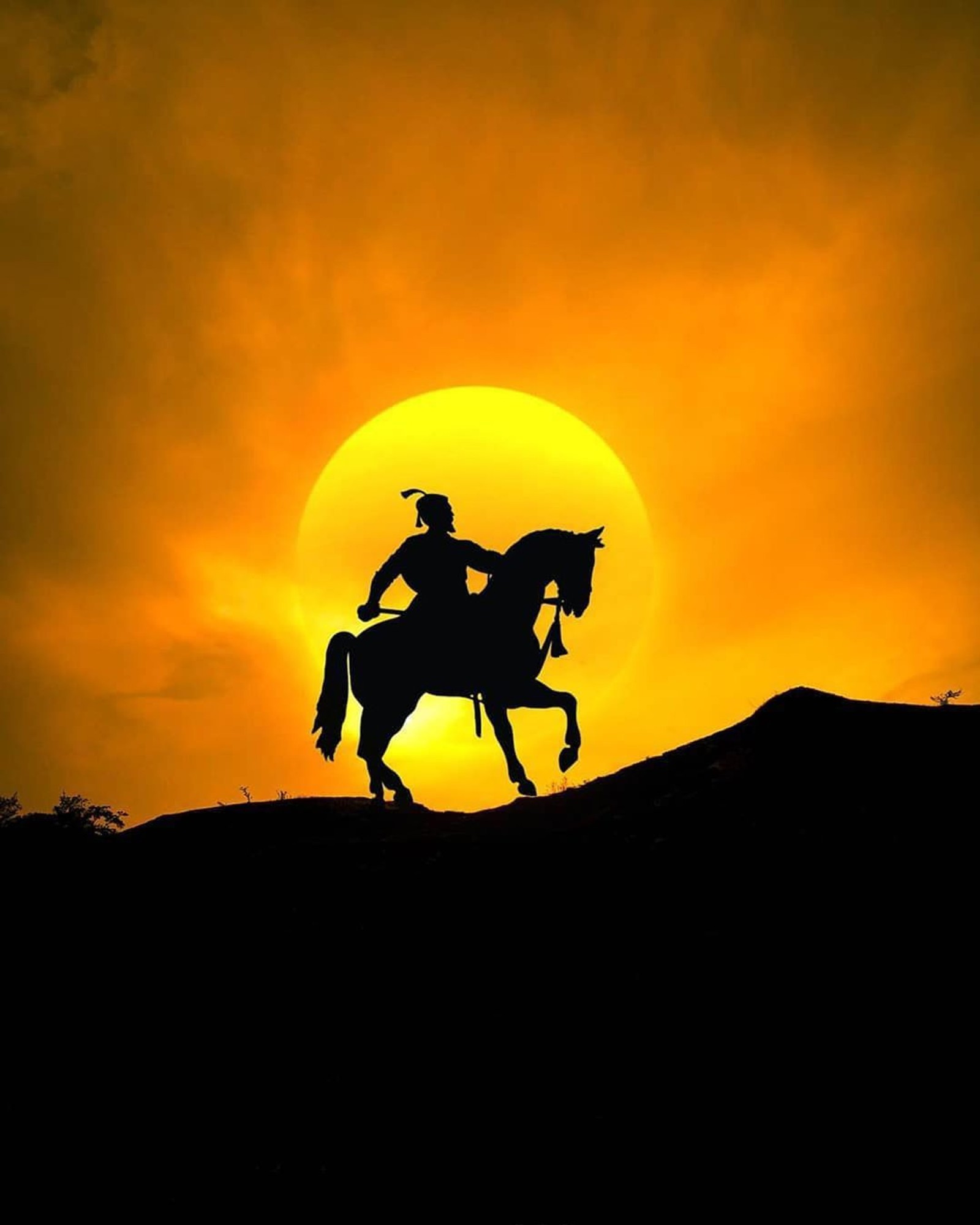 Silhouette d'un homme montant à cheval au coucher du soleil (ji, shiva)