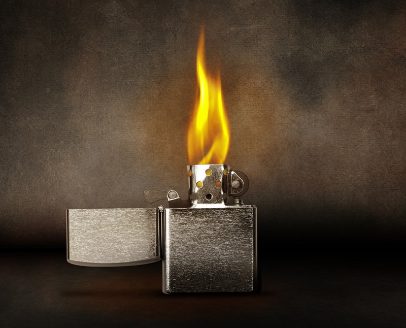 На столе горит зажигалка (cakmak, зажигалка, зиппо, zippo)