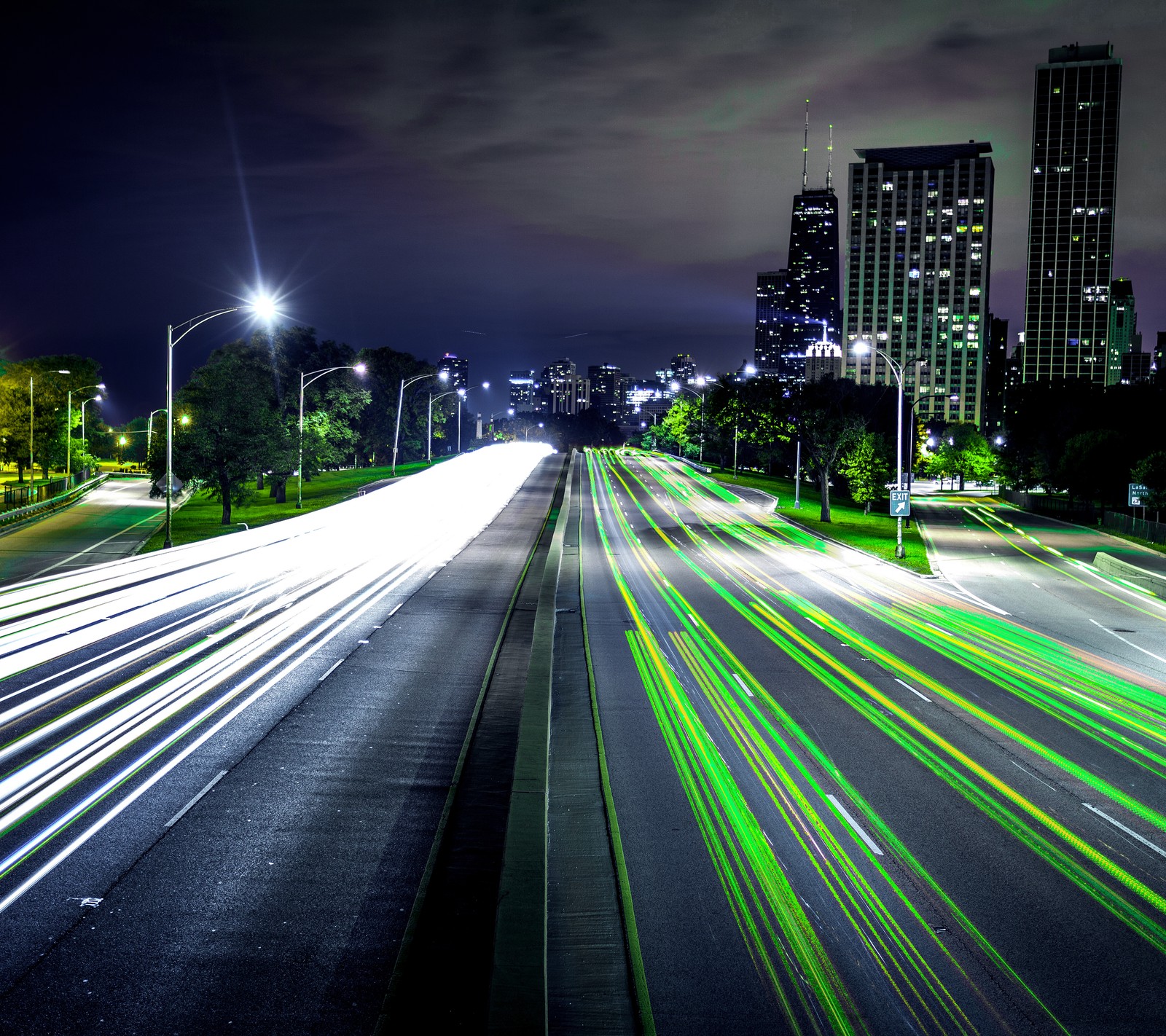 Luftaufnahme einer stadtstraße bei nacht mit einer langzeitbelichtung von lichtstreifen (stadt, autobahn, lichter)