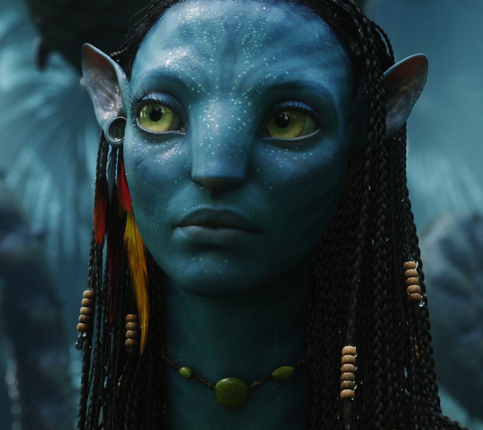 Un gros plan d'une femme avec du maquillage bleu et des yeux jaunes (avatar, neytiri)